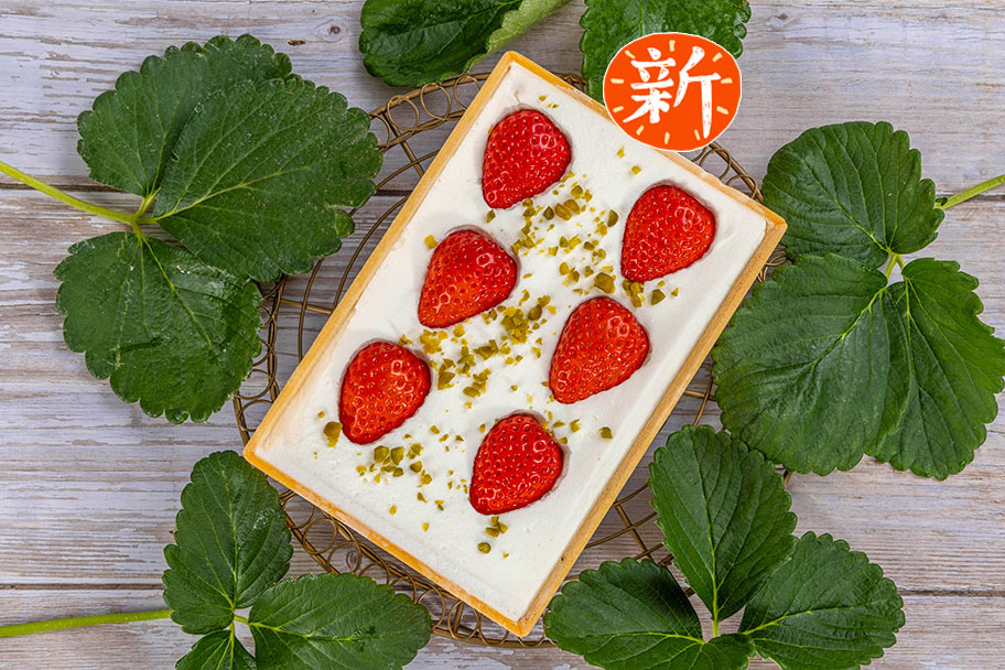 スプーンで食べる いちごのショートケーキ