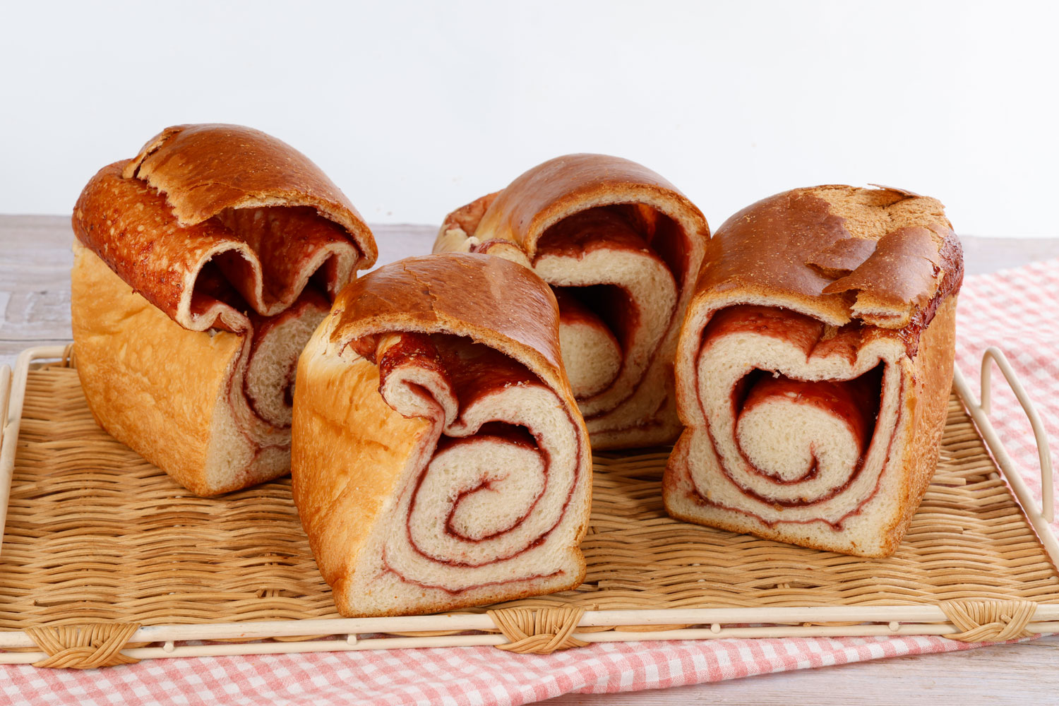 【ハーフ】ふぞろい濃い味いちごパン