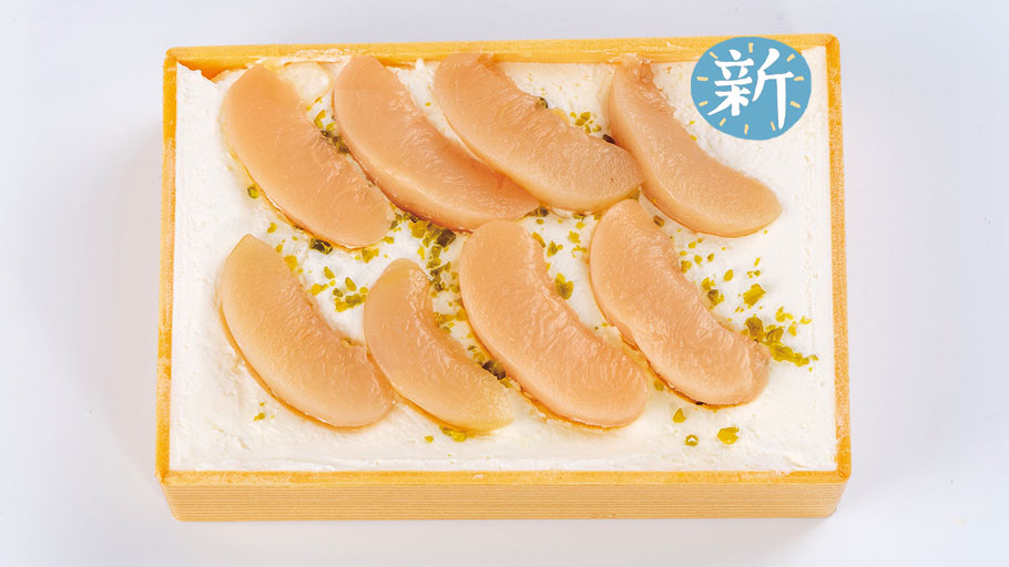 スプーンで食べる桃のケーキ